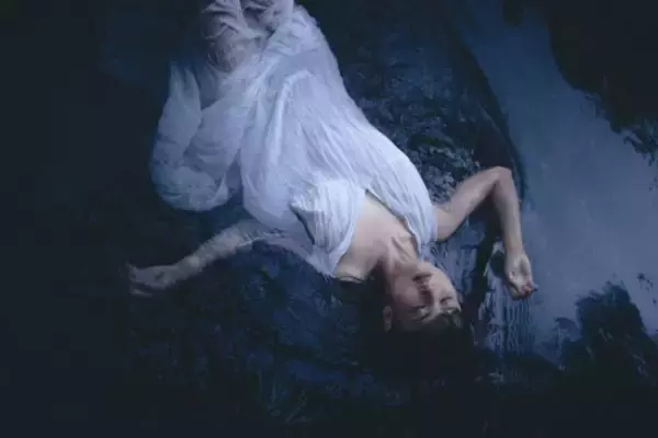 「親に勘当され、会社も辞めて上京…28歳女性がヌードモデルになったワケ「卒アルの撮影でも逃げ回るぐらい写真は苦手でした」」の画像