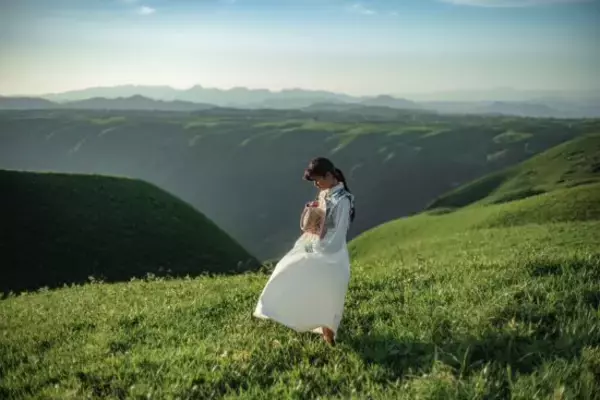 「親に勘当され、会社も辞めて上京…28歳女性がヌードモデルになったワケ「卒アルの撮影でも逃げ回るぐらい写真は苦手でした」」の画像