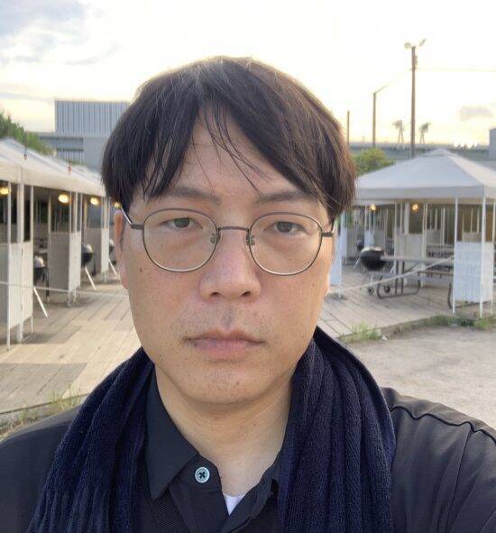 「自分が恥ずかしくなった」“43歳おじさん芸人”が行政書士資格を取得したワケ…人生を変えた先輩芸人との遭遇