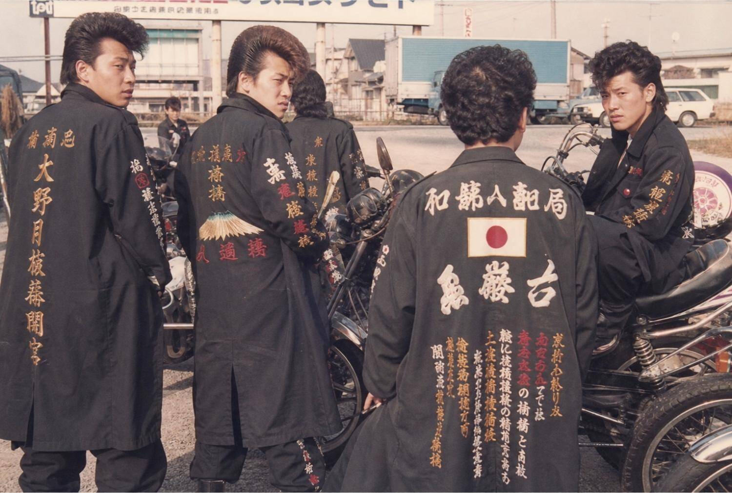 亡き父の遺品整理で“目を疑う写真”を発見。母親を問い詰めたら「信じられない過去」が明らかに／ピーク時は全国4万2,510人。昭和の暴走族は“桁”が違った