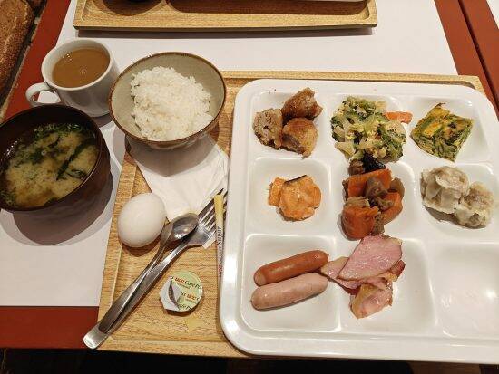 ハワイ育ちの18歳が沖縄の朝食ビュッフェに驚き！「全部知ってる」と笑顔になった温かい記憶