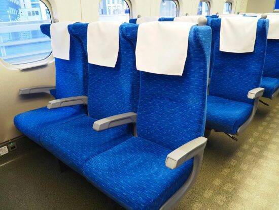 新幹線の自由席を「1人で2席分占領する」女性…ガタイのよい男性がとった“強硬手段”とは。3年分の調査で判明した「座席マナー」への根深い怒りも