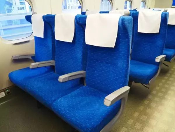 「新幹線の自由席を「1人で2席分占領する」女性…ガタイのよい男性がとった“強硬手段”とは。3年分の調査で判明した「座席マナー」への根深い怒りも」の画像