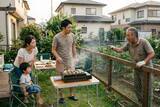 「自宅の庭で家族BBQをしていたら隣人が「非常識！」と激怒。自治会まで巻き込む騒動に」の画像1