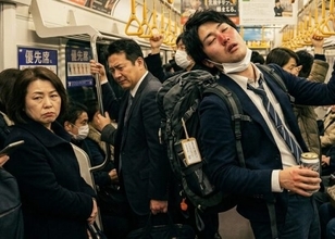 「どけ！」帰宅ラッシュの電車内、ドア前に仁王立ちする泥酔男性に乗客は大迷惑。次の駅で「自業自得な結末」が待っていた