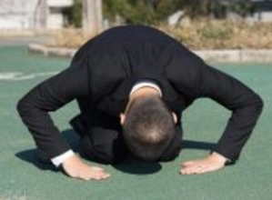 5万円のために“路上で土下座”…変わり果てた姿の“親友”に対して、20代男性が取った苦渋の対応――週末ベスト