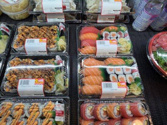 アメリカのスーパーで「すし」が爆売れしている理由とは？1人1000ドル（約16万円）の高級店を尻目に