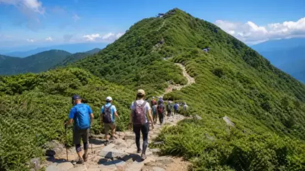 ゴミを放置する“老夫婦の登山客”が放った衝撃の一言にドン引き…「若者より年配のほうがマナーが悪い」／“ゴミ袋1枚1,000円”の有料回収も始まる現実