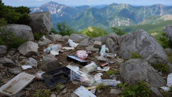 ゴミを放置する“老夫婦の登山客”が放った衝撃の一言にドン引き…「若者より年配のほうがマナーが悪い」／“ゴミ袋1枚1,000円”の有料回収も始まる現実
