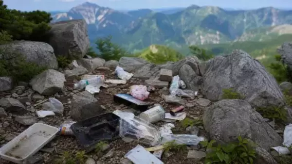 「ゴミを放置する“老夫婦の登山客”が放った衝撃の一言にドン引き…「若者より年配のほうがマナーが悪い」／“ゴミ袋1枚1,000円”の有料回収も始まる現実」の画像