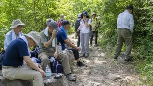 「ゴミを放置する“老夫婦の登山客”が放った衝撃の一言にドン引き…「若者より年配のほうがマナーが悪い」／“ゴミ袋1枚1,000円”の有料回収も始まる現実」の画像