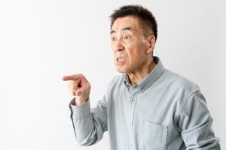 「静かにさせろ！」電車内で泣く赤ちゃんに暴言を吐く高齢男性。3人組の女性に一喝され、尻尾を巻いて逃げるまで