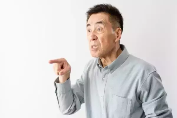 「静かにさせろ！」電車内で泣く赤ちゃんに暴言を吐く高齢男性。3人組の女性に一喝され、尻尾を巻いて逃げるまで
