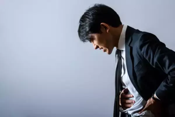 「もう限界です！」駅のトイレで個室に横入りした男性…譲ってあげた34歳会社員を待っていた“まさかの結末”