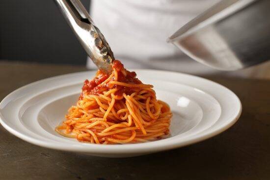 飲食店で歓迎されない“迷惑な客”の特徴10選「長時間撮影したのに“冷めていた”と口コミ投稿」「キャバクラ気分でおしゃべり三昧」