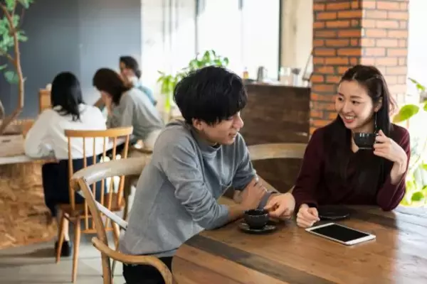 「女性から好かれる「聞き上手なおじさん」に共通している5つの特徴」の画像