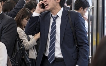 「おい、そこ代われよ！」電車で若い女性を怒鳴る50代男性…年配女性の“痛烈なひと言”で沈黙したワケ