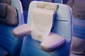 エコノミー席「頭カクンで眠れない」問題を解決？航空ジャーナリストが見つけた“ネックピロー不要”の新ヘッドレスト