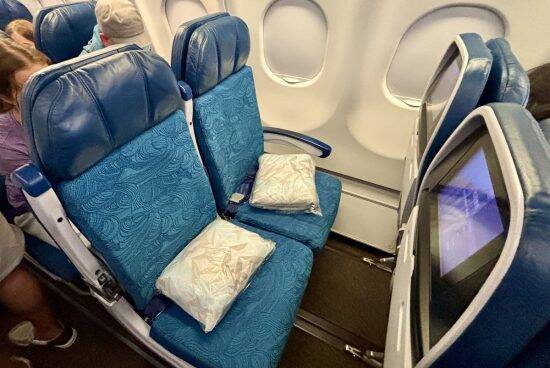 エコノミー席「頭カクンで眠れない」問題を解決？航空ジャーナリストが見つけた“ネックピロー不要”の新ヘッドレスト