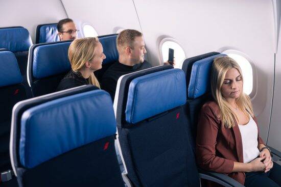 エコノミー席「頭カクンで眠れない」問題を解決？航空ジャーナリストが見つけた“ネックピロー不要”の新ヘッドレスト