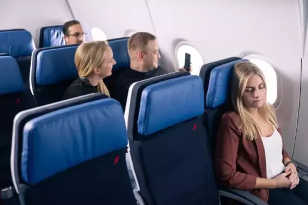 「エコノミー席「頭カクンで眠れない」問題を解決？航空ジャーナリストが見つけた“ネックピロー不要”の新ヘッドレスト」の画像