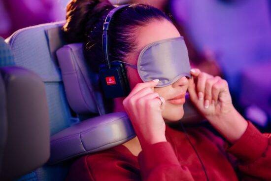エコノミー席「頭カクンで眠れない」問題を解決？航空ジャーナリストが見つけた“ネックピロー不要”の新ヘッドレスト