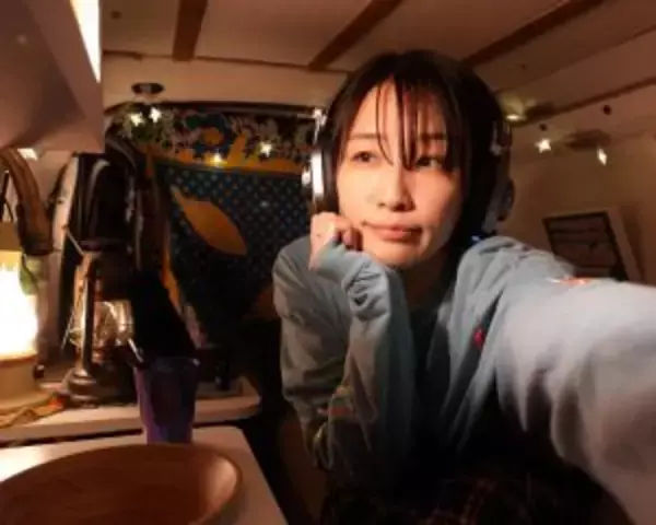 「「38万円の中古車でガサガサ遊ぶ」人気女性キャンパーが提唱する車中泊スタイル「“自分の好き”を小さな空間に詰め込める」」の画像