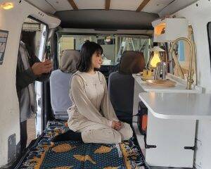 「38万円の中古車でガサガサ遊ぶ」人気女性キャンパーが提唱する車中泊スタイル「“自分の好き”を小さな空間に詰め込める」