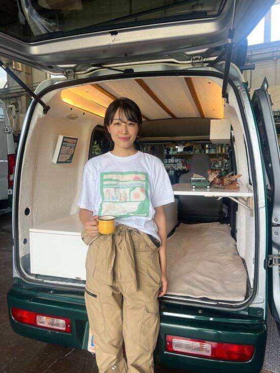 「38万円の中古車でガサガサ遊ぶ」人気女性キャンパーが提唱する車中泊スタイル「“自分の好き”を小さな空間に詰め込める」