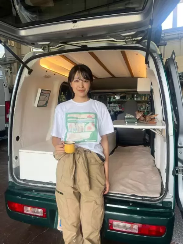 「「38万円の中古車でガサガサ遊ぶ」人気女性キャンパーが提唱する車中泊スタイル「“自分の好き”を小さな空間に詰め込める」」の画像
