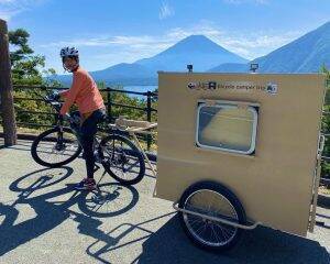 「38万円の中古車でガサガサ遊ぶ」人気女性キャンパーが提唱する車中泊スタイル「“自分の好き”を小さな空間に詰め込める」