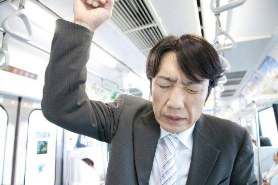 電車でせきが止まらないのに「意地でもマスクをつけない」サラリーマン。耐えかねた乗客の行動に心の中で拍手――大反響セレクション