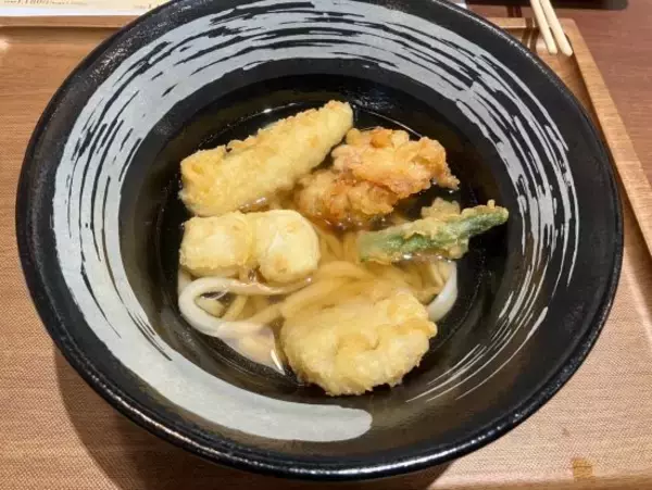 「うどん・天ぷら・カレーが「968円で食べ放題」。異常コスパの“行列ができる”うどん新店を実食した結果」の画像