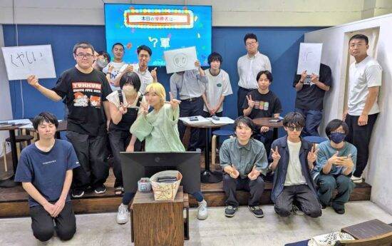 大喜利ブームの“現場”をのぞいてみた。「会社帰りのサラリーマン」がボケ合う理由