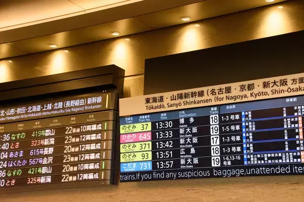 新幹線に乗った会社員が「目的地の駅で下車できなかった」まさかのワケ…「隣の外国人を見て絶句しました」