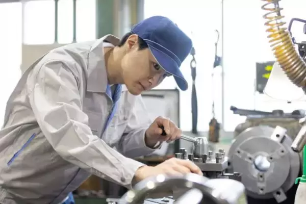 「製造業の労働者数は「ピーク時の約半数」に…“ホワイトな職場”でも若者が増えない深刻な理由」の画像