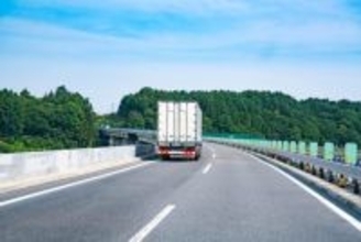 「子供たちも乗っている」軽自動車を“あおり運転”した大型トラックが警察に捕まるまで――大反響セレクション