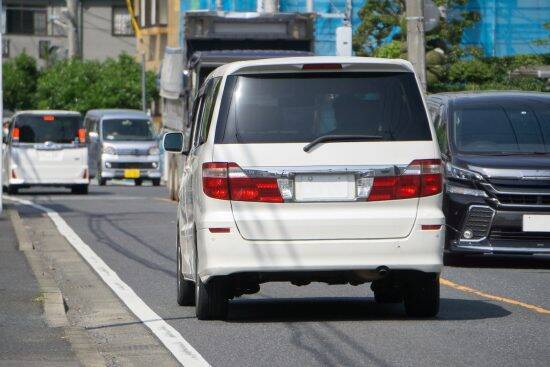 「子供たちも乗っている」軽自動車を“あおり運転”した大型トラックが警察に捕まるまで――大反響セレクション