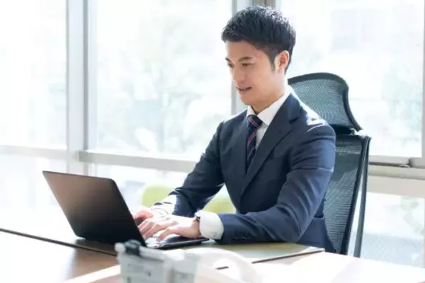 「「女性からなぜか頼りにされる男性」に実は共通している“5つのしぐさ”」の画像