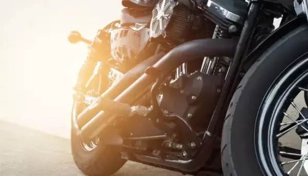 あおり運転してきた白い車が「“あおることに必死で”パトカーに気づかず」警察に捕まるまで。一発で免許取消しも、最新の厳罰事情