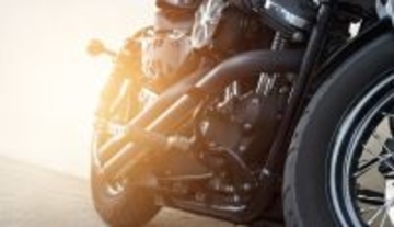 あおり運転してきた白い車が「“あおることに必死で”パトカーに気づかず」警察に捕まるまで。一発で免許取消しも、最新の厳罰事情