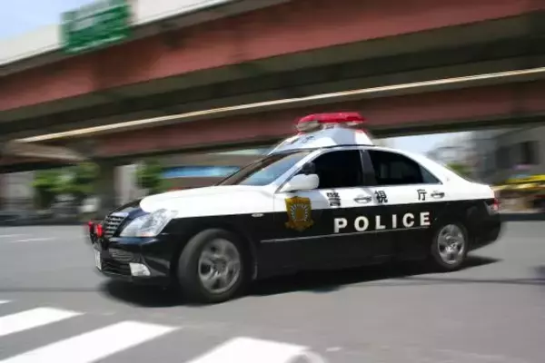 「あおり運転してきた白い車が「“あおることに必死で”パトカーに気づかず」警察に捕まるまで。一発で免許取消しも、最新の厳罰事情」の画像