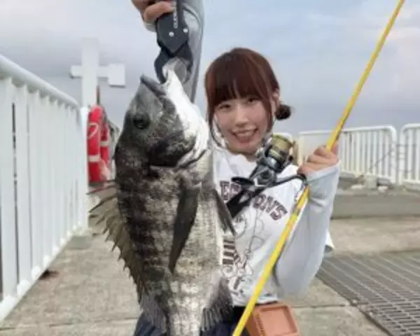 「「スーツで釣りする動画」が約500万回再生。現役OLが“出勤1時間前”に魚を狙うワケ」の画像