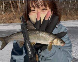 「スーツで釣りする動画」が約500万回再生。現役OLが“出勤1時間前”に魚を狙うワケ