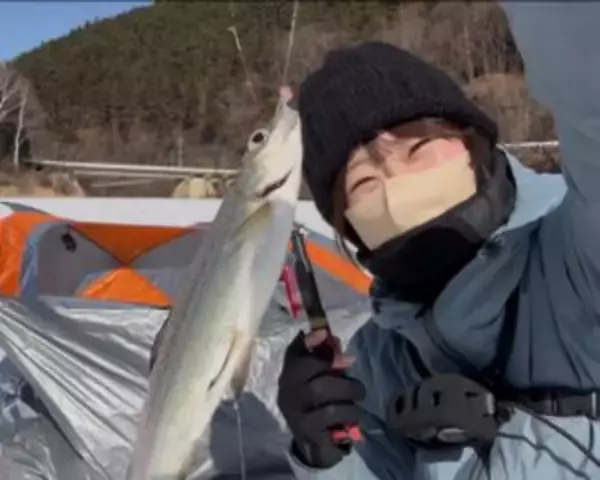 「「スーツで釣りする動画」が約500万回再生。現役OLが“出勤1時間前”に魚を狙うワケ」の画像