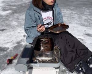 「スーツで釣りする動画」が約500万回再生。現役OLが“出勤1時間前”に魚を狙うワケ