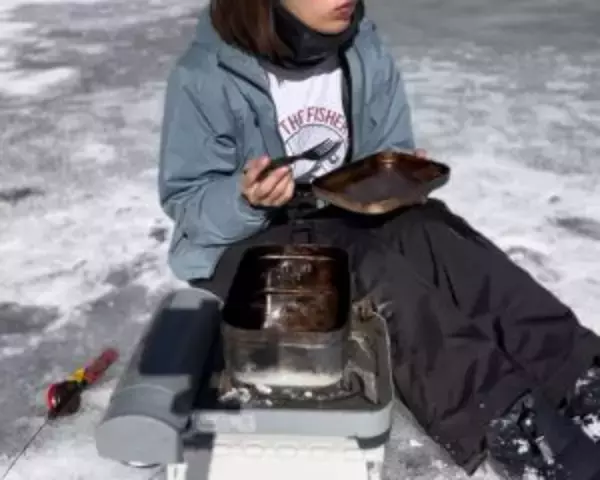 「「スーツで釣りする動画」が約500万回再生。現役OLが“出勤1時間前”に魚を狙うワケ」の画像