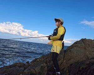 「スーツで釣りする動画」が約500万回再生。現役OLが“出勤1時間前”に魚を狙うワケ