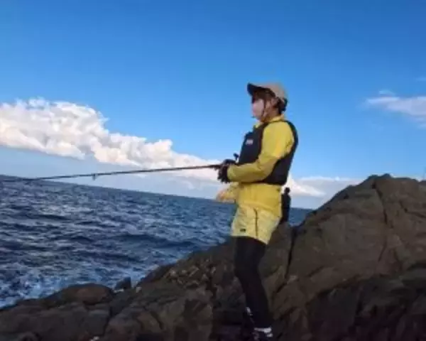 「「スーツで釣りする動画」が約500万回再生。現役OLが“出勤1時間前”に魚を狙うワケ」の画像