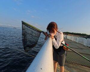 「スーツで釣りする動画」が約500万回再生。現役OLが“出勤1時間前”に魚を狙うワケ